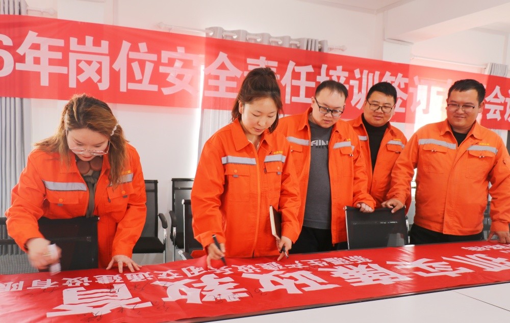 图:兵团交建公司昆墨一标项目组织廉洁承诺集体签名活动 摄影:王婕润.JPG